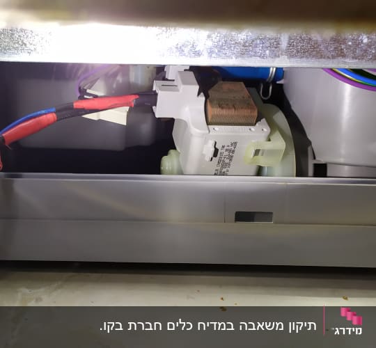 חוטים צבעוניים מחוברים לרכיב חשמלי במכשיר